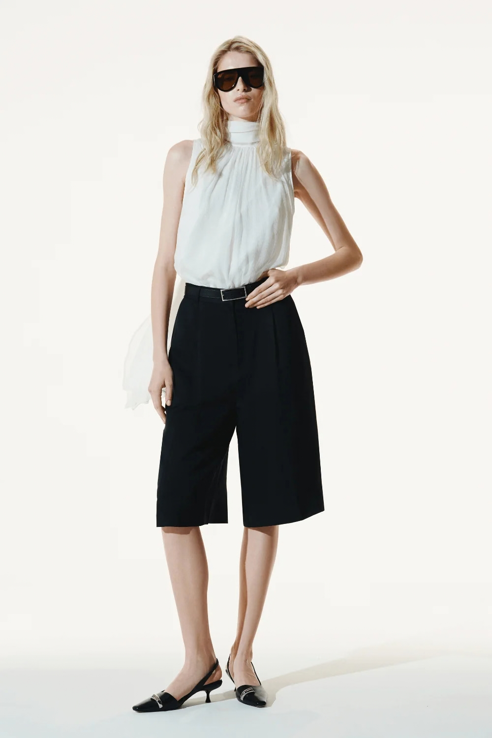 Ambitna tailored Bermuda shorts in black viscose and linen with wide legs. Independent Ukrainian designer at MIXMVSE London.