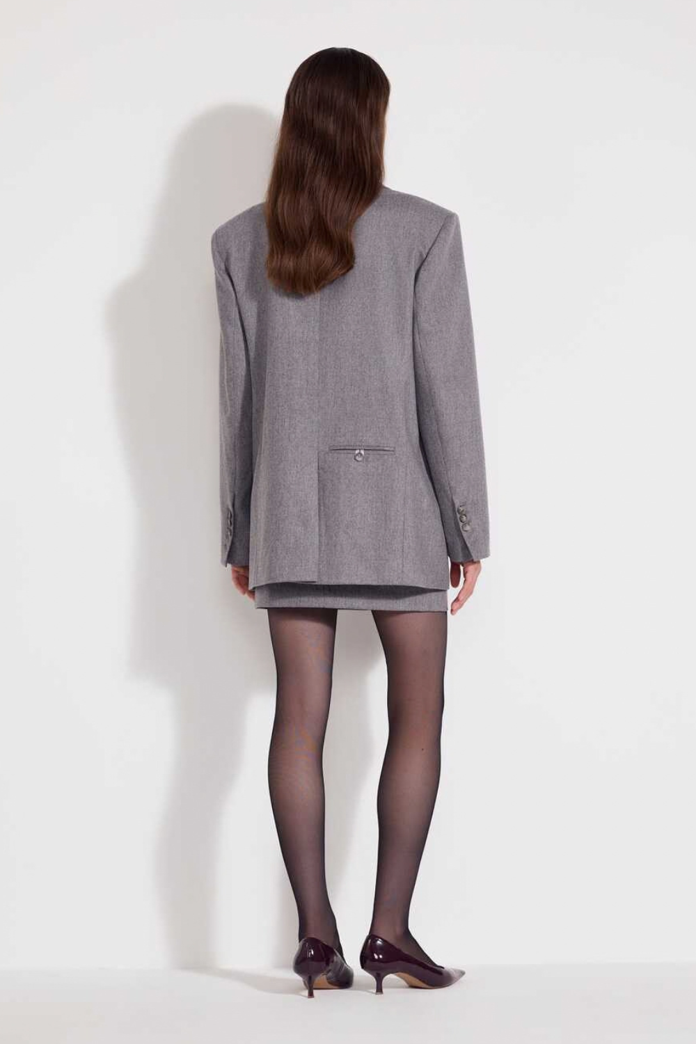 L'eskizzo ModenaAsh ash grey oversized blazer, styled look. Independent Ukrainian designer at MIXMVSE London.