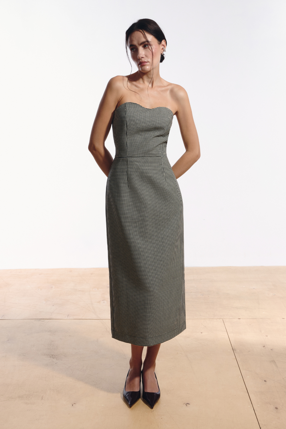 Ambitna plaid dress in black and white wool, front view of the boned bodice. Independent Ukrainian designer at MIXMVSE London.